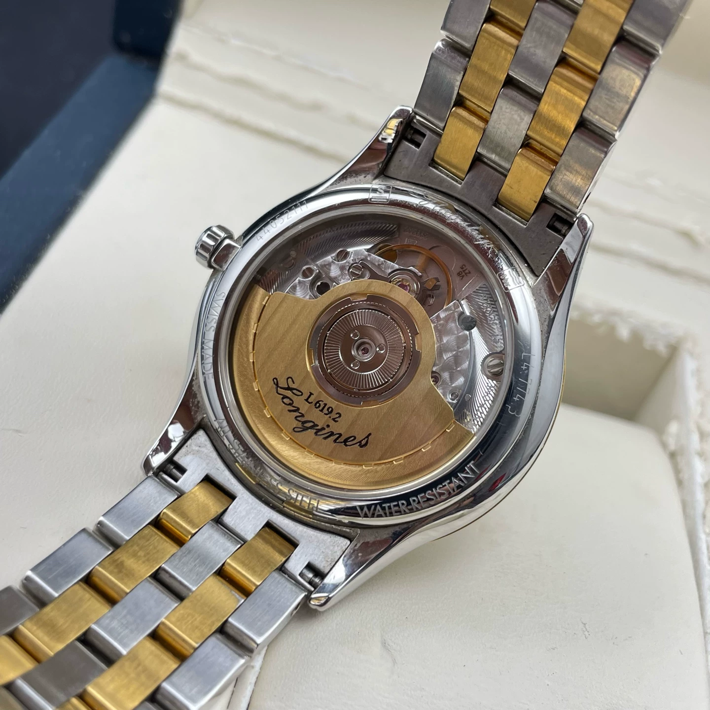 Fundo transparente e movimento automático Longines L619.2 do Flagship