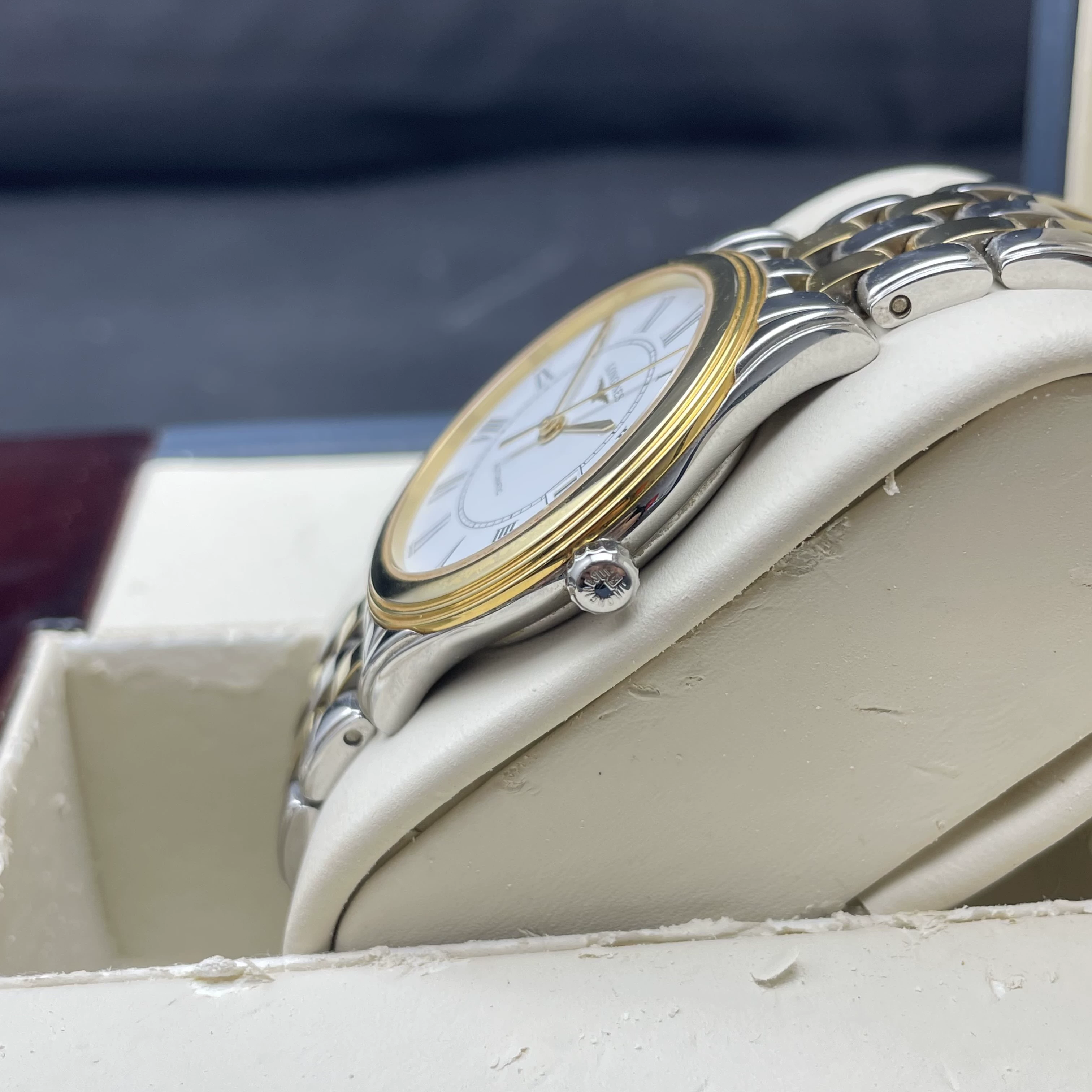 Perfil da caixa bicolor e coroa do Longines Flagship