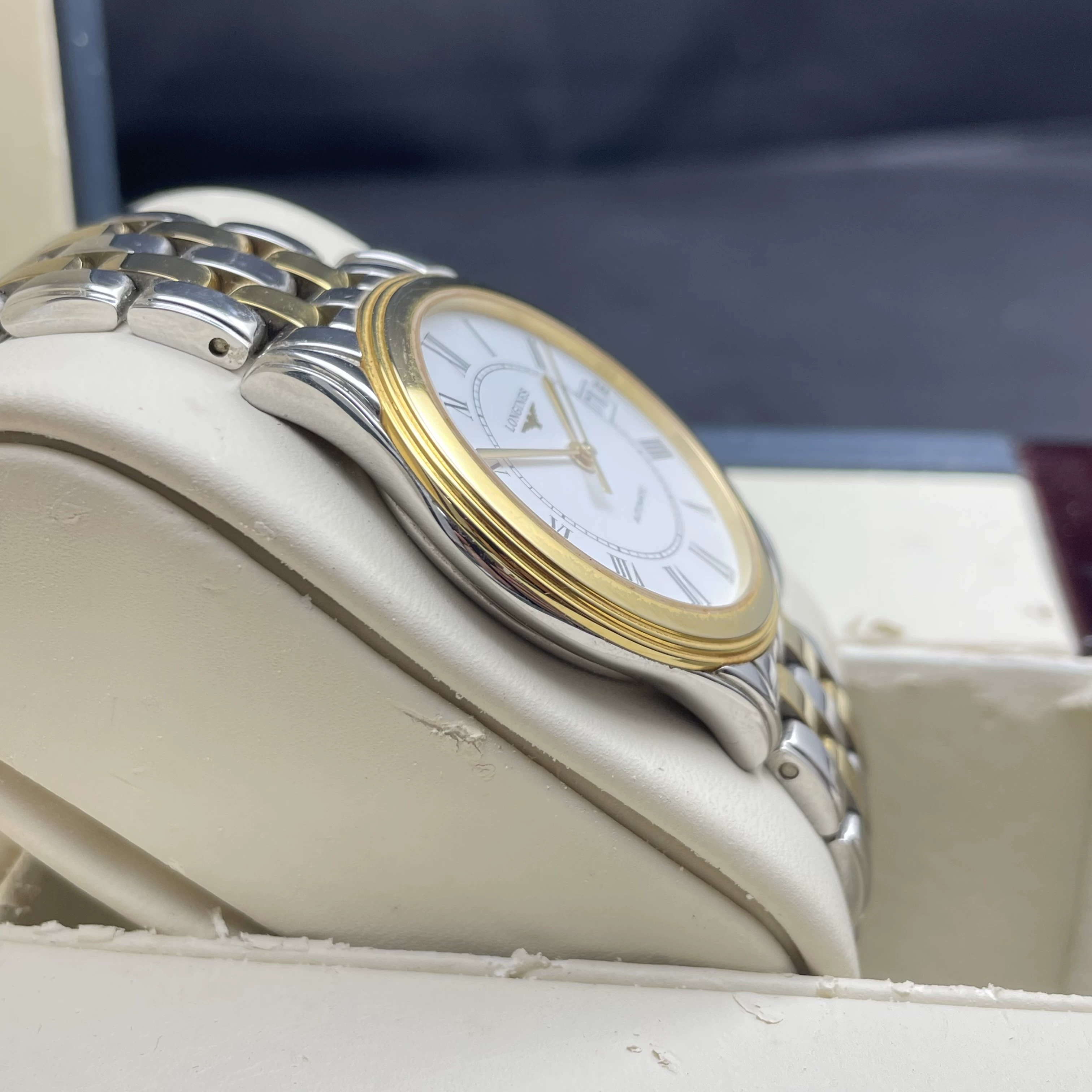 Outro perfil da caixa e do acabamento dourado do Longines Flagship
