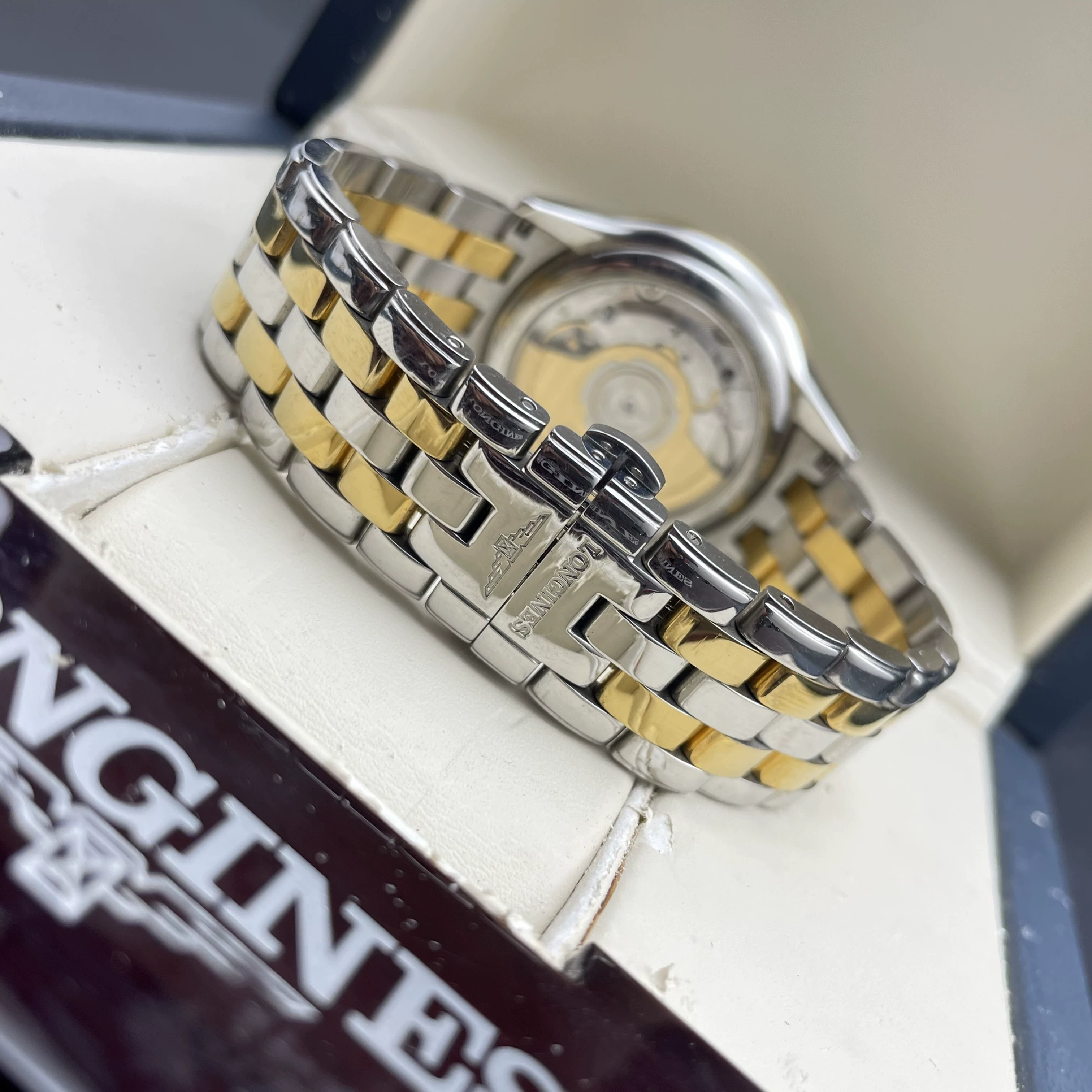 Fecho e pulseira bicolor em aço e PVD dourado do Longines Flagship
