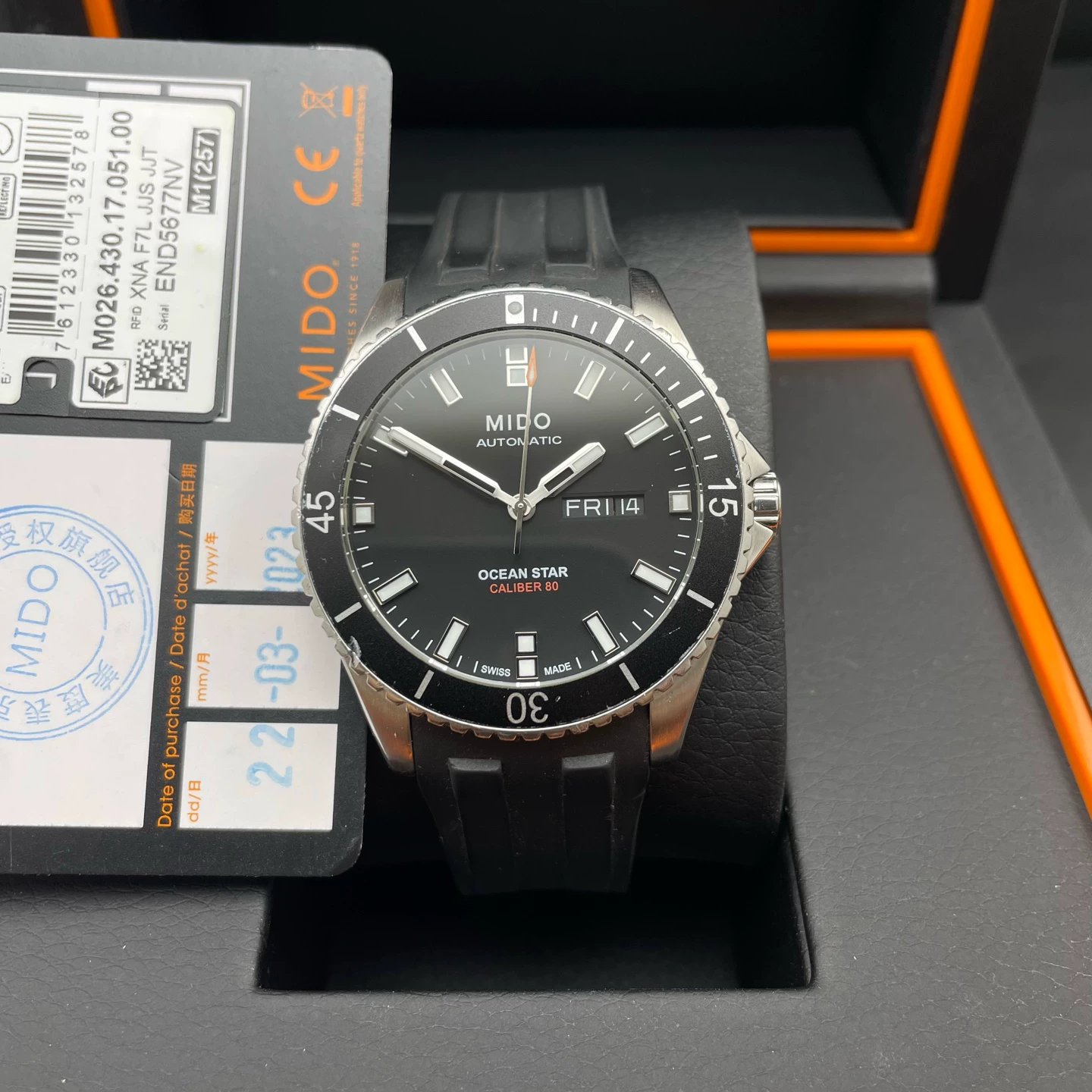 Mido Ocean Star Captain preto junto ao cartão de garantia e à documentação