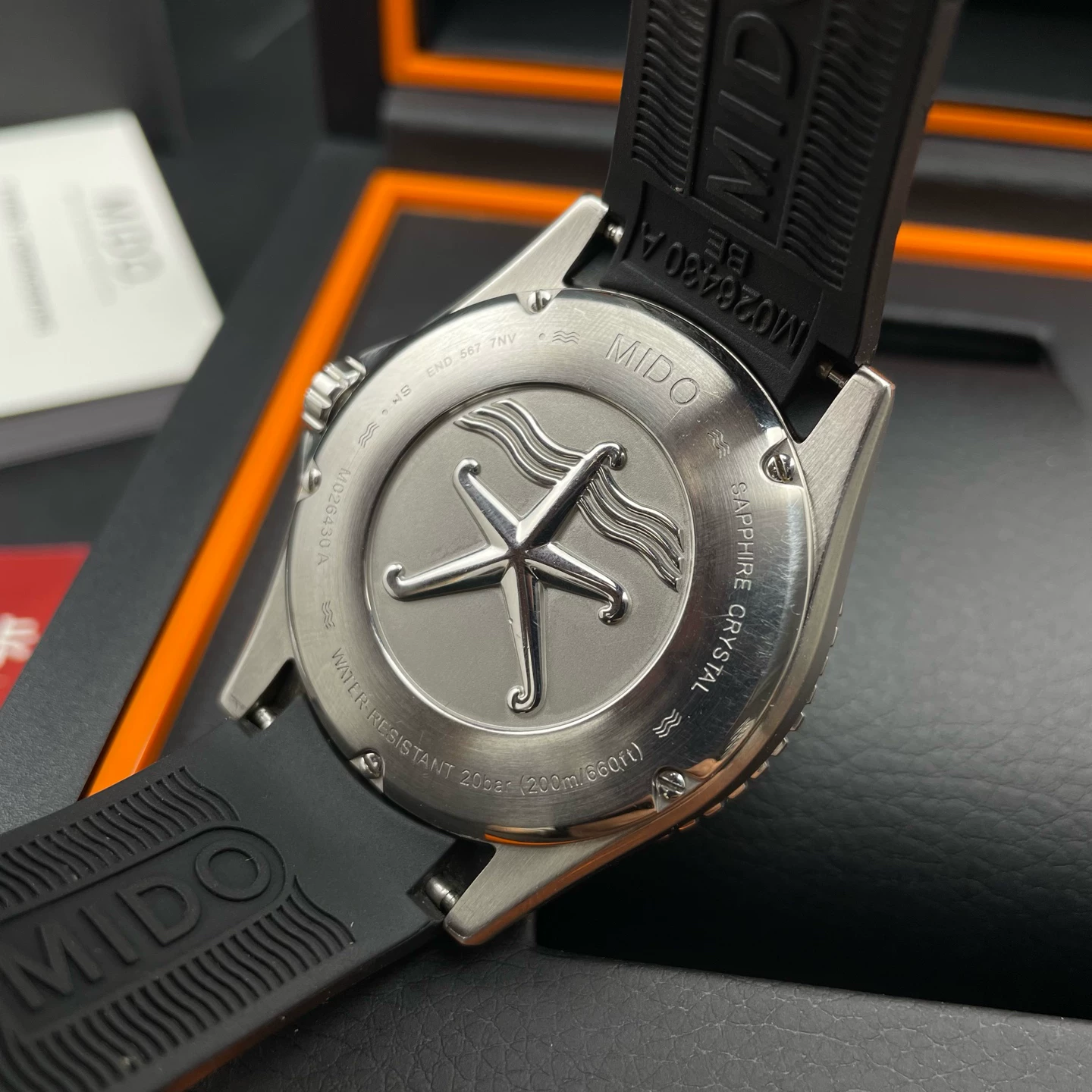 Fundo sólido gravado e pulseira de borracha do Mido Ocean Star Captain