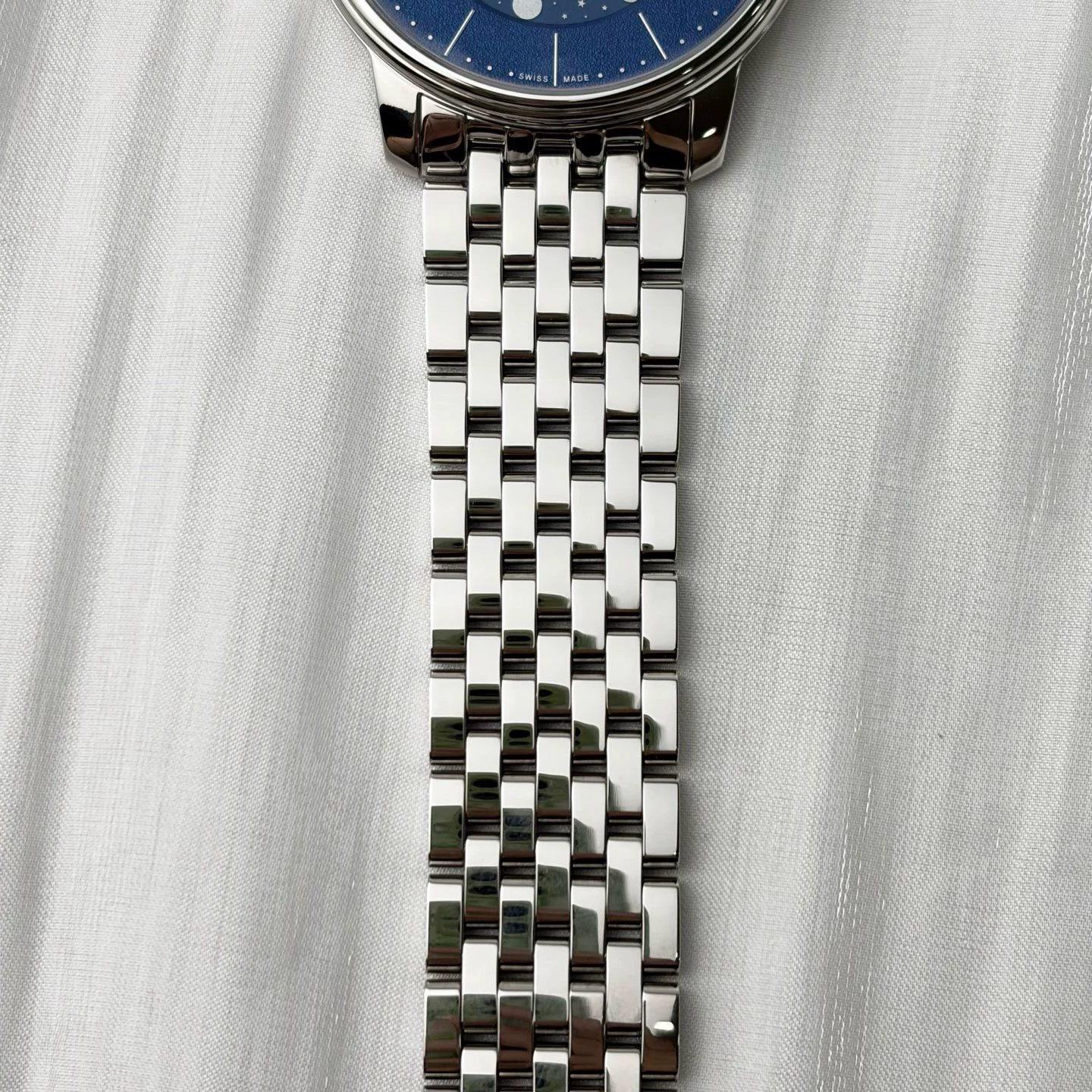 Detalhe da pulseira de aço do Mido Baroncelli Smiling Moon Gent