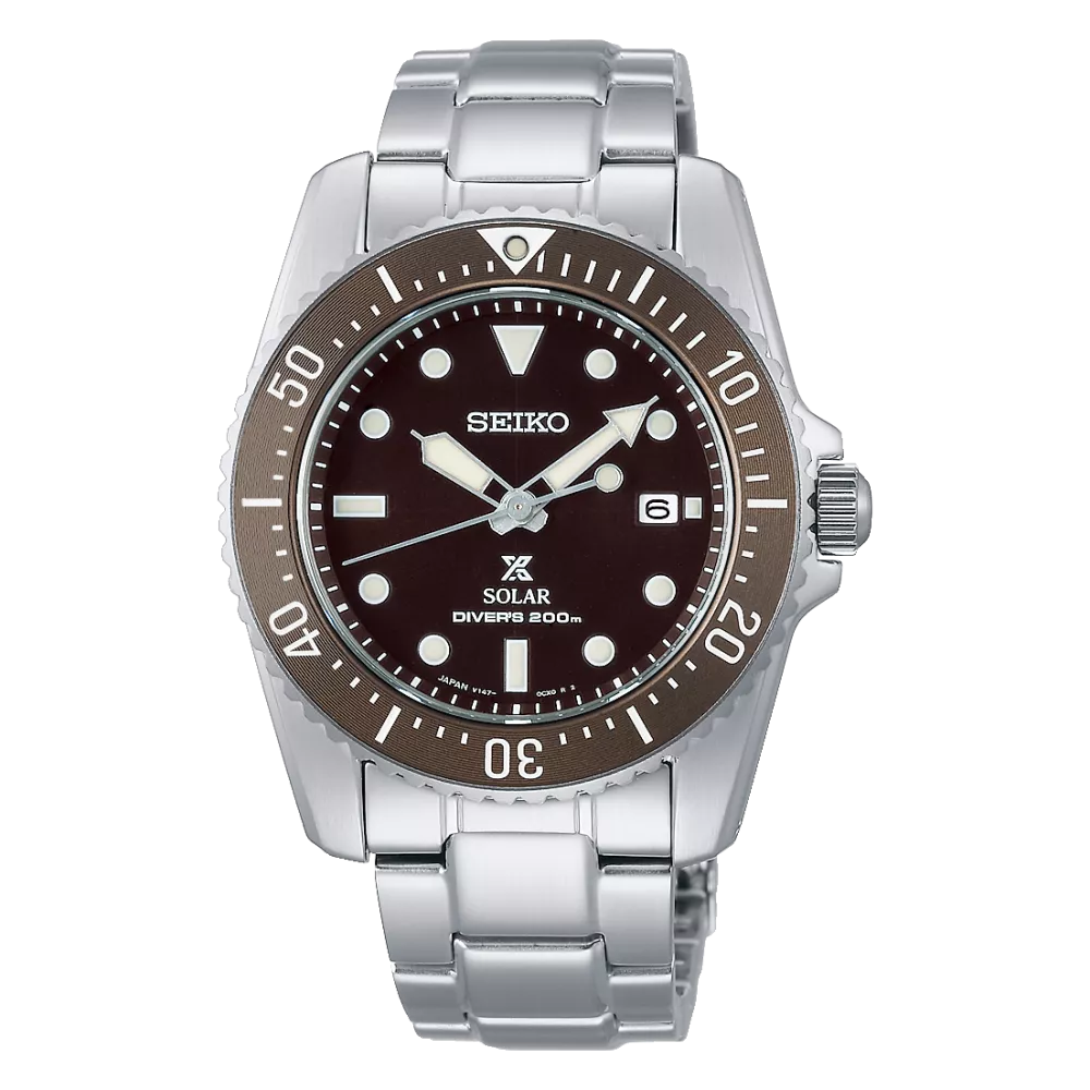 Imagem de catálogo do Seiko Prospex SBDN071 sobre fundo branco, com mostrador escuro, aro marrom e pulseira de aço
